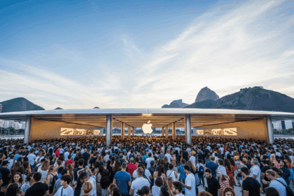 A vibrant scene depicting the grand opening of the first Apple Store in Brazil, located in Rio de Janeiro, with a bustling crowd, modern architecture, and iconic city views in the background. No texts on scene. Keywords: photorealistic style, high resolution, 4k details, HDR, cinematic lighting, professional photography, studio lighting, vibrant colors.